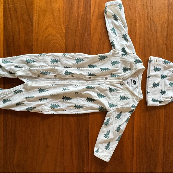 Monica and Andy Holiday onesie and hat Bundle 0-3 and 3-6 mo sizes - Picture 4 of 4